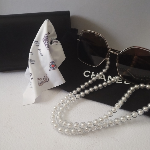 CHANEL SUNGLASSES WITH PEARL ATTACHMENT - Picture 10 of 16